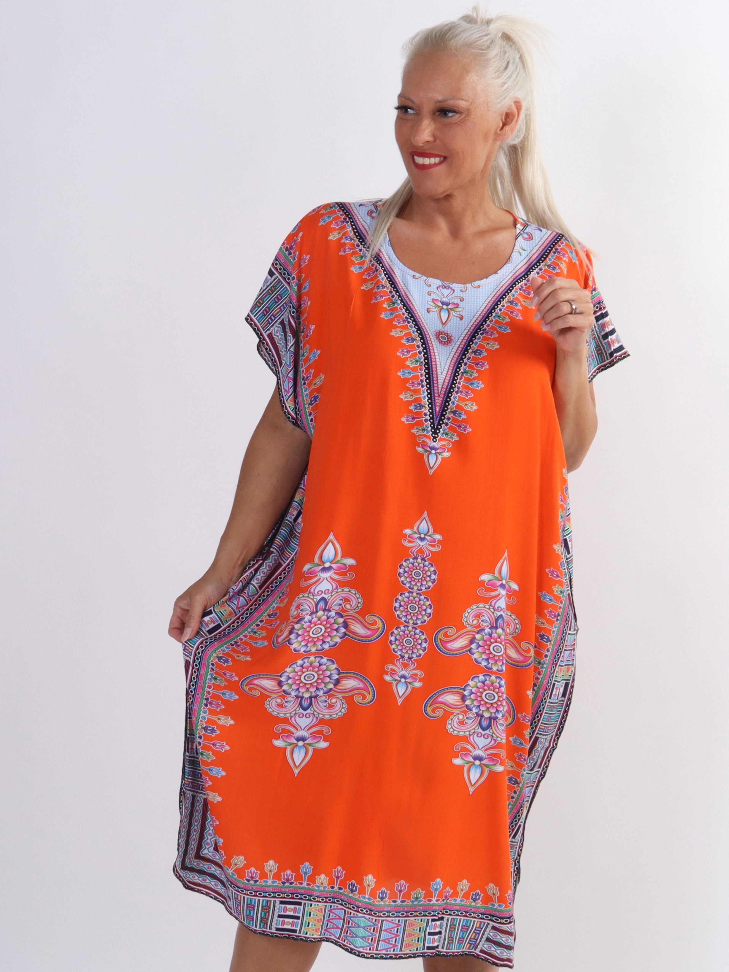 Mille - Let og luftig plus size tunika i farvet mønster